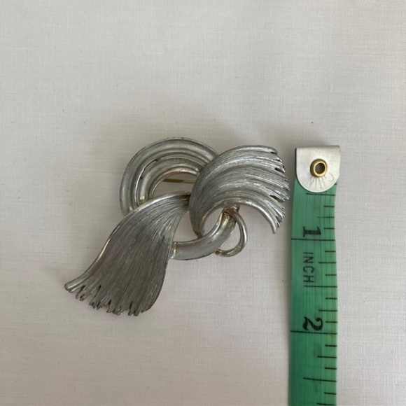 LISNER Signed Vintage Brushed Silver Tone Round Bow Open Work Brooch - Picture 6 of 6